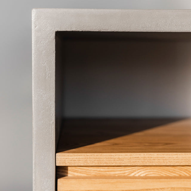 Buffet Anabel avec portes en bois texturé, ajoutant une touche artistique à votre décor. Anabel sideboard with textured wooden doors, adding an artistic touch to your décor.
