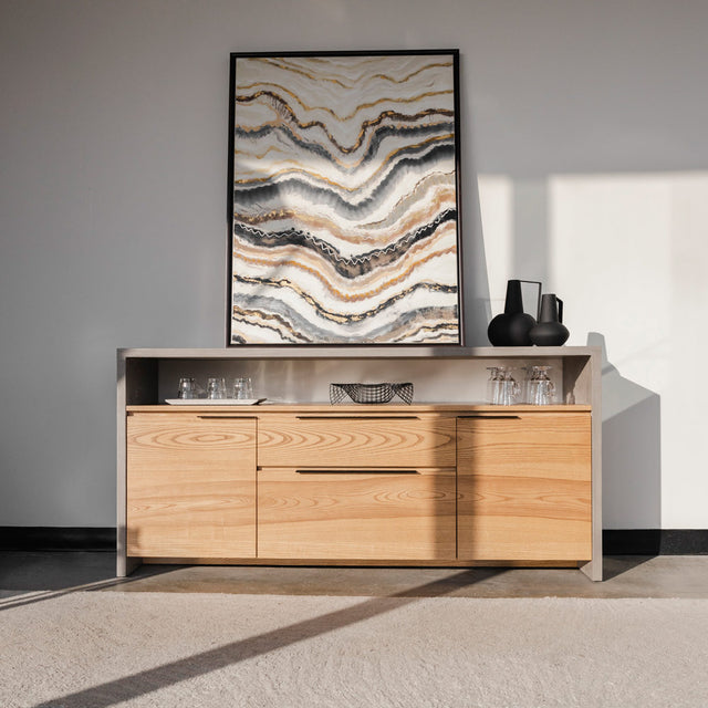 Buffet Anabel avec pieds en métal, offrant une touche moderne et élégante à votre espace. Anabel sideboard with metal legs, offering a modern and elegant touch to your space.