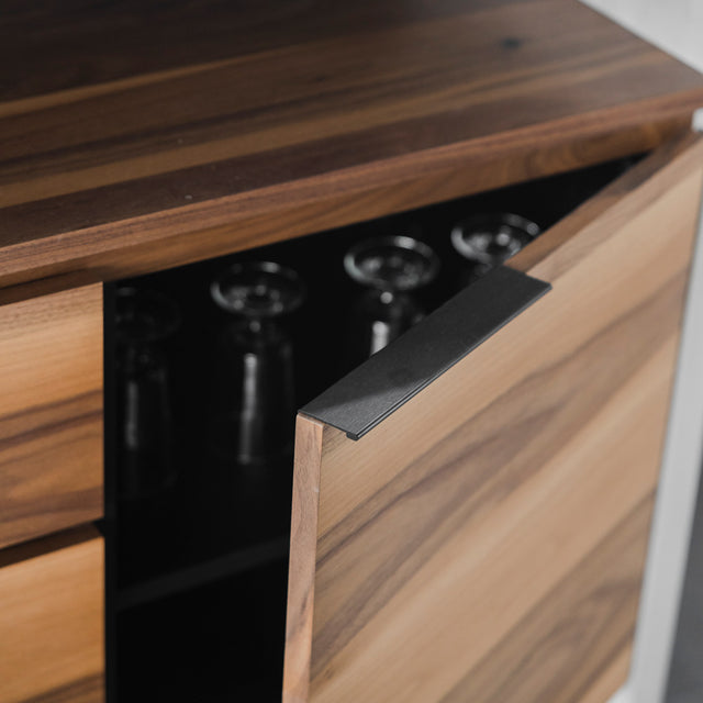 Buffet Anabel avec portes sculptées, fusion parfaite de style artisanal et de fonctionnalité. Anabel sideboard with carved doors, a perfect blend of craftsmanship and functionality.