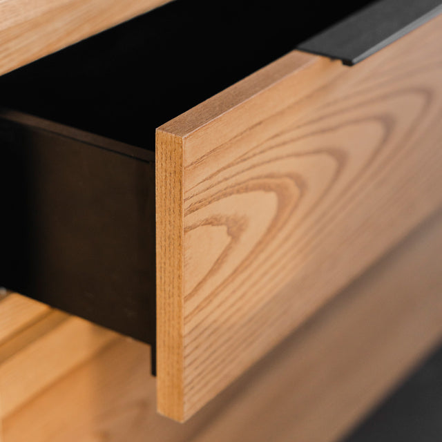 Buffet Anabel avec détails soignés, offrant un design raffiné et une grande capacité de rangement. Anabel sideboard with refined details, offering a sophisticated design and ample storage capacity.