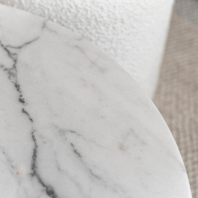 texture de marbre blanc avec fines veines grises naturelles et surface lisse.