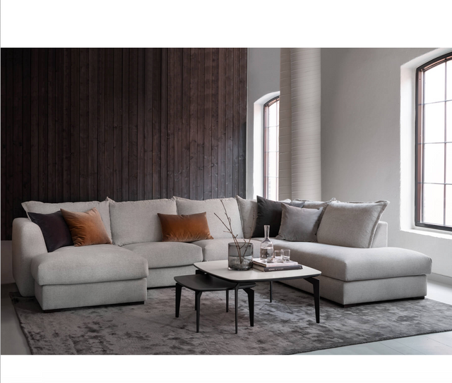 canape d angle gris clair avec coussins bruns et noirs dans salon elegant.