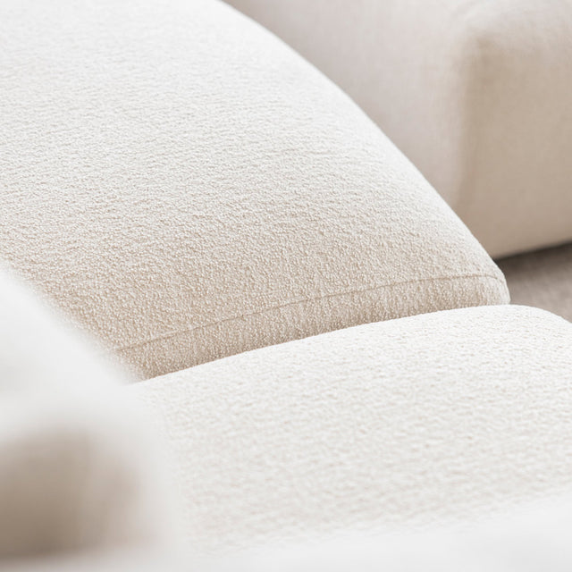 gros plan sur assise de canape en tissu boucle beige clair au fini doux.