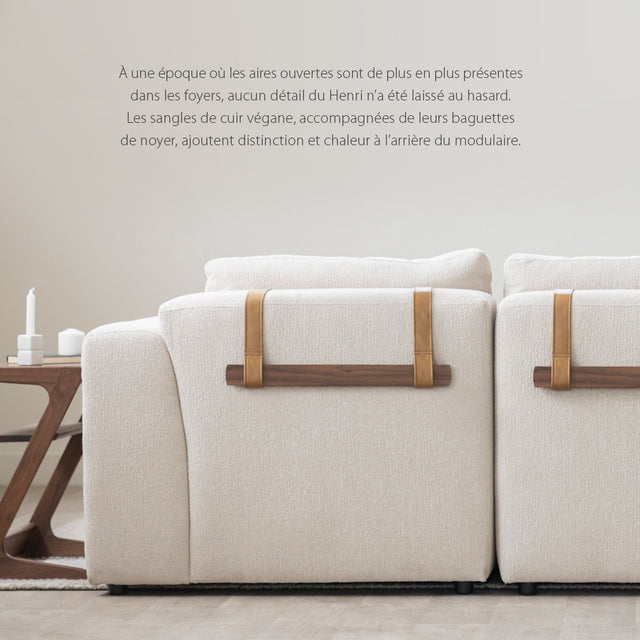 dos de canape beige clair avec sangles en cuir et barres en bois de noyer.