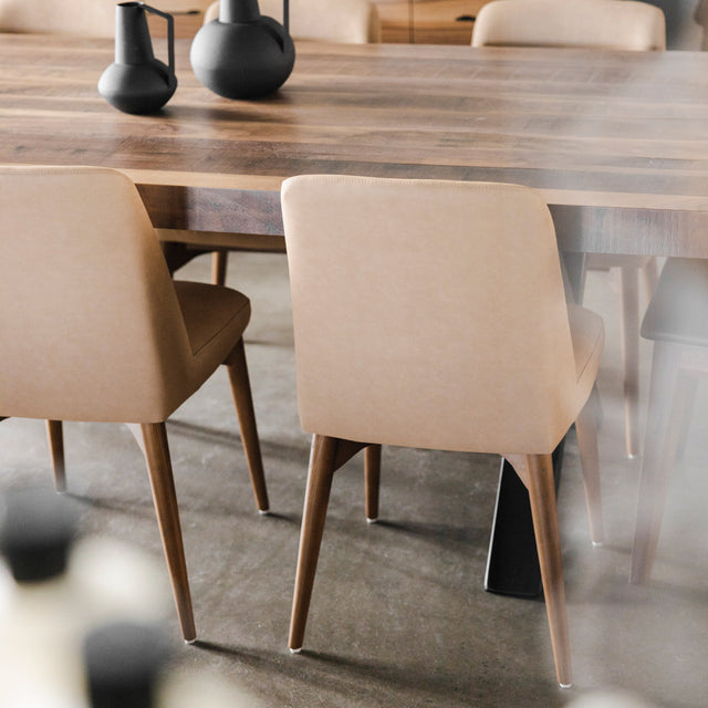 Chaise de cuisine en cuir végane de couleur claire - Odile