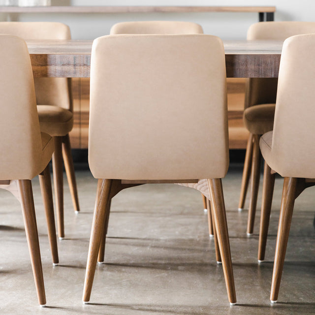 Chaise de cuisine en cuir végane de couleur claire - Odile