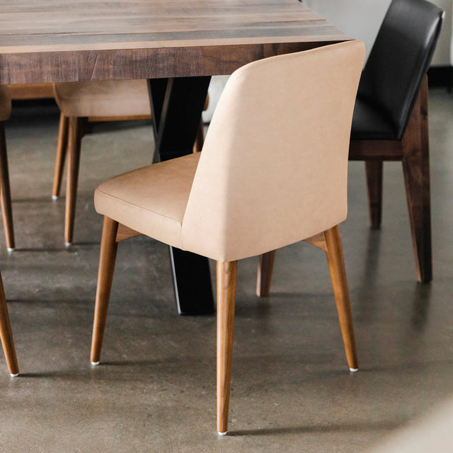 Chaise de cuisine en cuir végane de couleur claire - Odile