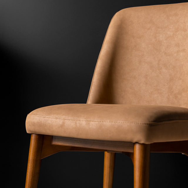 Chaise de cuisine en cuir végane de couleur claire - Odile