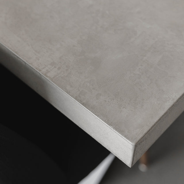 bord de table en beton gris avec texture naturelle et finition lisse.