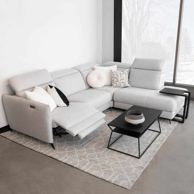 canape d angle clair moderne avec fonction relax, tetieres reglables et deco minimaliste noir et blanc.