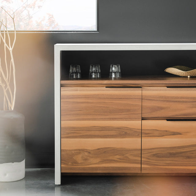 Buffet Anabel en bois massif avec finitions élégantes, idéal pour un rangement sophistiqué. Anabel sideboard in solid wood with elegant finishes, perfect for sophisticated storage.