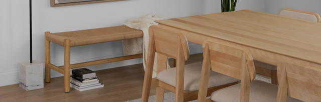 banc en bois agencé avec une table de cuisine en bois 