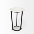 table d appoint ronde avec plateau effet marbre blanc et structure metal noire.