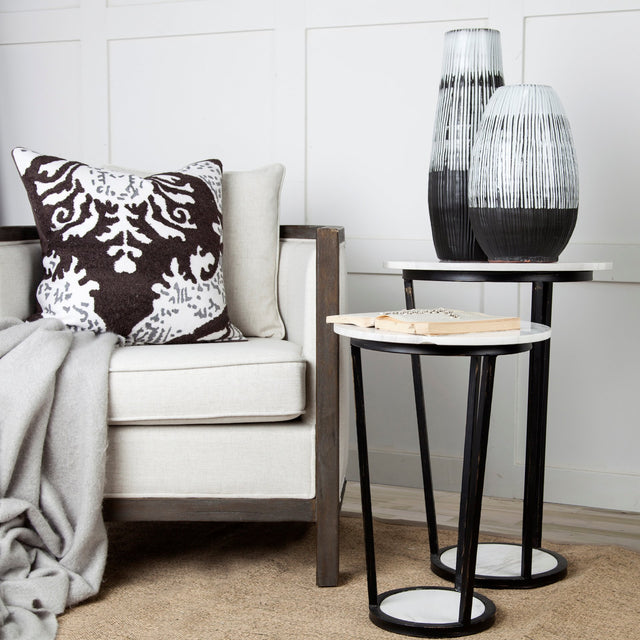 tables d appoint ronde avec plateau effet marbre blanc et structure metal noire.