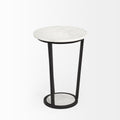 table d appoint ronde avec plateau effet marbre blanc et structure metal noire.