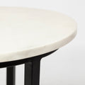 table d appoint ronde avec plateau effet marbre blanc et structure metal noire.