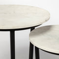 tables d appoint ronde avec plateau effet marbre blanc et structure metal noire.