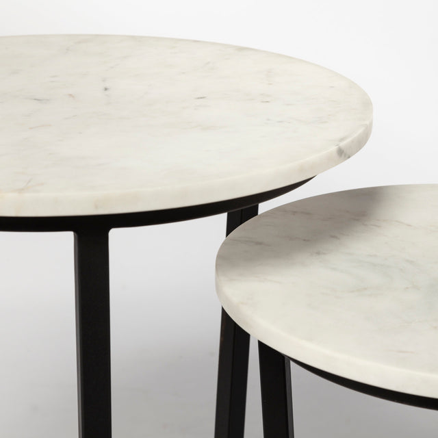 tables d appoint ronde avec plateau effet marbre blanc et structure metal noire.