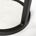 table d appoint ronde avec plateau effet marbre blanc et structure metal noire.