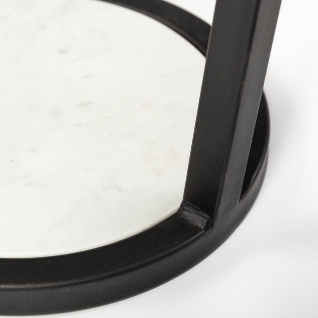 table d appoint ronde avec plateau effet marbre blanc et structure metal noire.