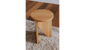 Table d'appoint en bois clair au design minimaliste pose sur tapis texture dans un interieur moderne.