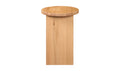 Table d'appoint en bois clair au design minimaliste pose sur tapis texture dans un interieur moderne.