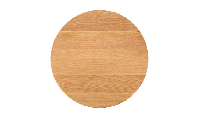 Table d'appoint en bois clair au design minimaliste pose sur tapis texture dans un interieur moderne.