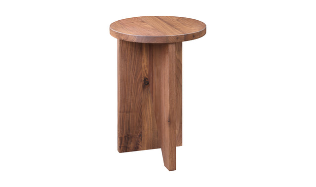 Table d'appoint en bois clair au design minimaliste pose sur tapis texture dans un interieur moderne.
