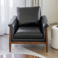 fauteuil en cuir noir avec structure en bois dans un salon moderne.