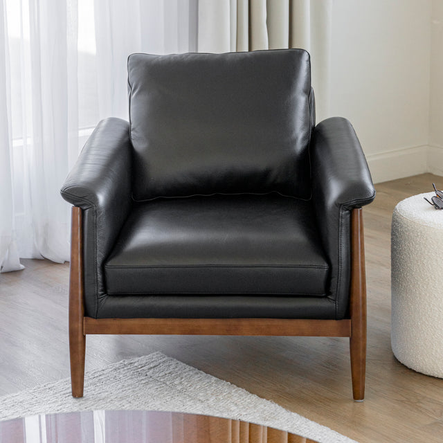 fauteuil en cuir noir avec structure en bois dans un salon moderne.