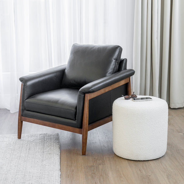 fauteuil en cuir noir avec structure en bois dans un salon moderne.