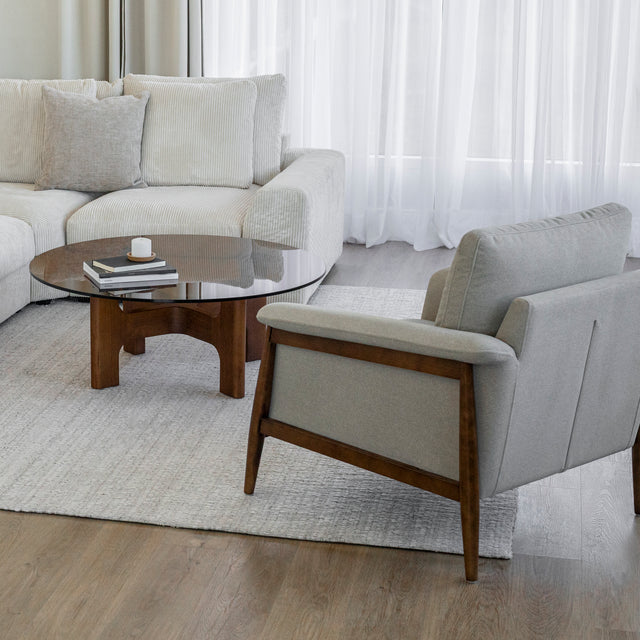 Fauteuil en tissu sable feutré - Arnold