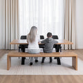 Gros plan du banc Robin en merisier blond, mettant en valeur la texture du bois. Close-up of the Robin bench in blonde cherry wood, highlighting the wood texture.