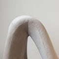 Détail ottoman beige en tissu doux, surface lisse et finition arrondie pour salon élégant.