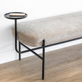 : Profil du banc Lina en velours amande, parfait pour un intérieur moderne et chic.  Side view of the Lina bench in almond velvet, perfect for a modern and chic interior.