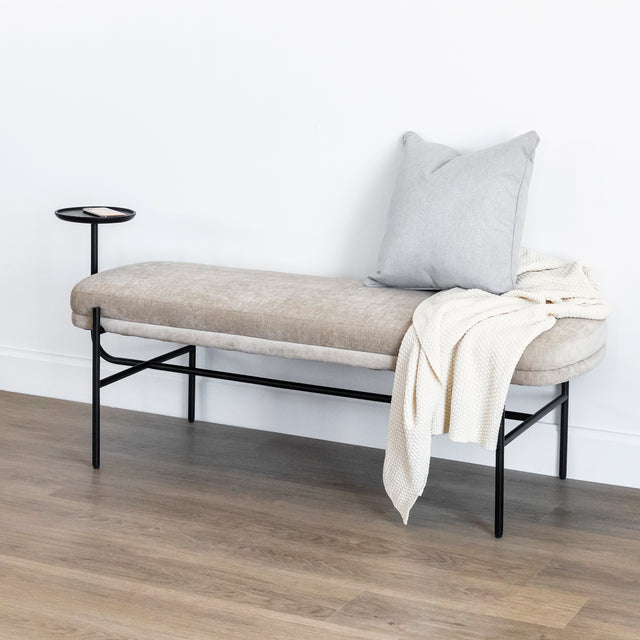  Banc Lina en velours amande, confort luxueux et style raffiné pour tout espace.  Lina bench in almond velvet, luxurious comfort and refined style for any space.