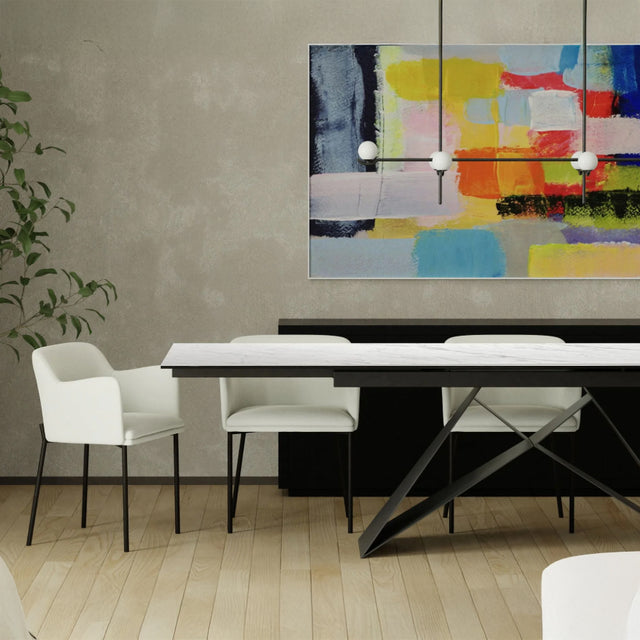 salle a manger moderne avec table rectangulaire noire et chaises blanches design.