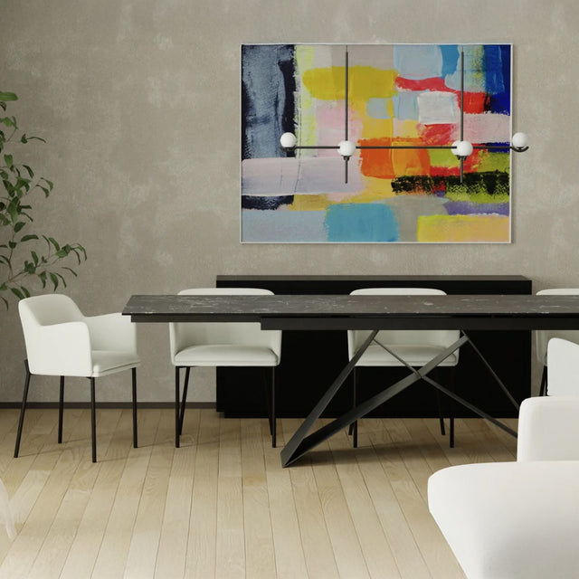 Table noire design avec pieds metalliques croises dans salle a manger moderne et chaises blanches.