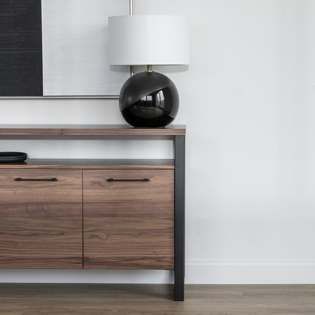 Buffet Augusta en noyer naturel, 3 portes, design élégant et fonctionnel | Augusta sideboard in natural walnut, 3 doors, elegant and functional design.