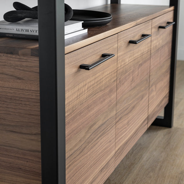 Buffet Augusta en noyer naturel, 3 portes, style raffiné | Augusta sideboard in natural walnut, 3 doors, refined style.