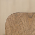 Buffet bas en bois clair avec tiroirs et porte rainurée, design scandinave sur pieds compas dans un intérieur épuré.