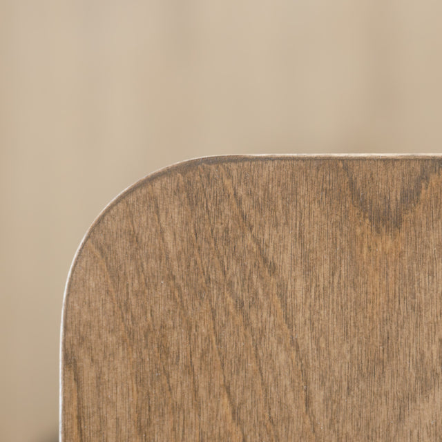 Buffet bas en bois clair avec tiroirs et porte rainurée, design scandinave sur pieds compas dans un intérieur épuré.
