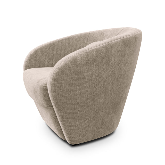 Fauteuil arrondi en tissu beige uni avec coussin, design moderne sur fond neutre.