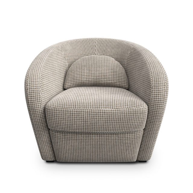 Fauteuil arrondi en tissu beige motif pied-de-poule, design contemporain sur fond neutre.