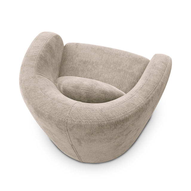 Fauteuil arrondi en tissu beige uni avec coussin, design moderne sur fond neutre.