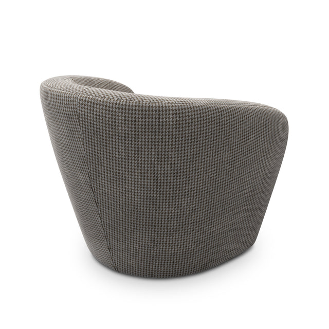 Fauteuil arrondi en tissu beige motif pied-de-poule, design contemporain sur fond neutre.