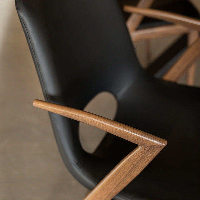 Chaise de salle a manger moderne en cuir végane noir avec accoudoirs et pieds en métal imitation bois