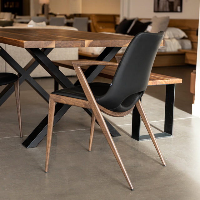 Chaise de salle a manger moderne en cuir végane noir avec accoudoirs et pieds en métal imitation bois