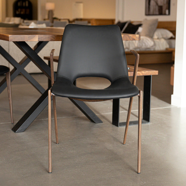 Chaise de salle a manger moderne en cuir végane noir avec accoudoirs et pieds en métal imitation bois