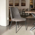 Chaise de salle a manger en tissu gris/brun moderne avec pattes en métal noir.